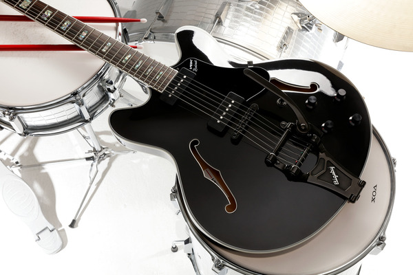 ギター VOX Bobcat V90 with Bigsby-Jet Black VOX Bobcat V90 with Bigsby (Jet Black)【本数限定特価】 ｜イケベ