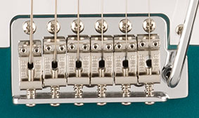 SYNCHRONISIERTES TREMOLO IM VINTAGE-STIL MIT GEBOGENEN STAHLSÄTTELN