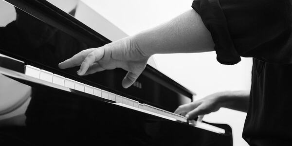 Die Freude Klavierspiel mit einem am Clavinova