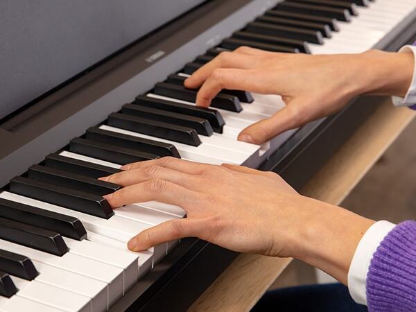 Neu entwickelte GHC (Graded Hammer Compact) Tastatur bietet ein realistisches Spielgefühl