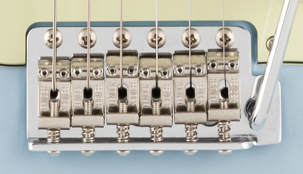 SYNCHRONISIERTES TREMOLO IM VINTAGE-STIL MIT GEBOGENEN STAHLSÄTTELN