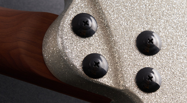 Braço aparafusado em maple torrado com o formato exclusivo Wolfgang Backshape de Eddie Van Halen