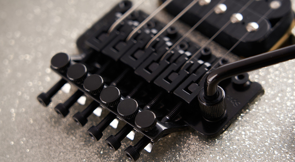 Ponte Floyd Rose Special Locking com a marca EVH e pestana de travamento R2